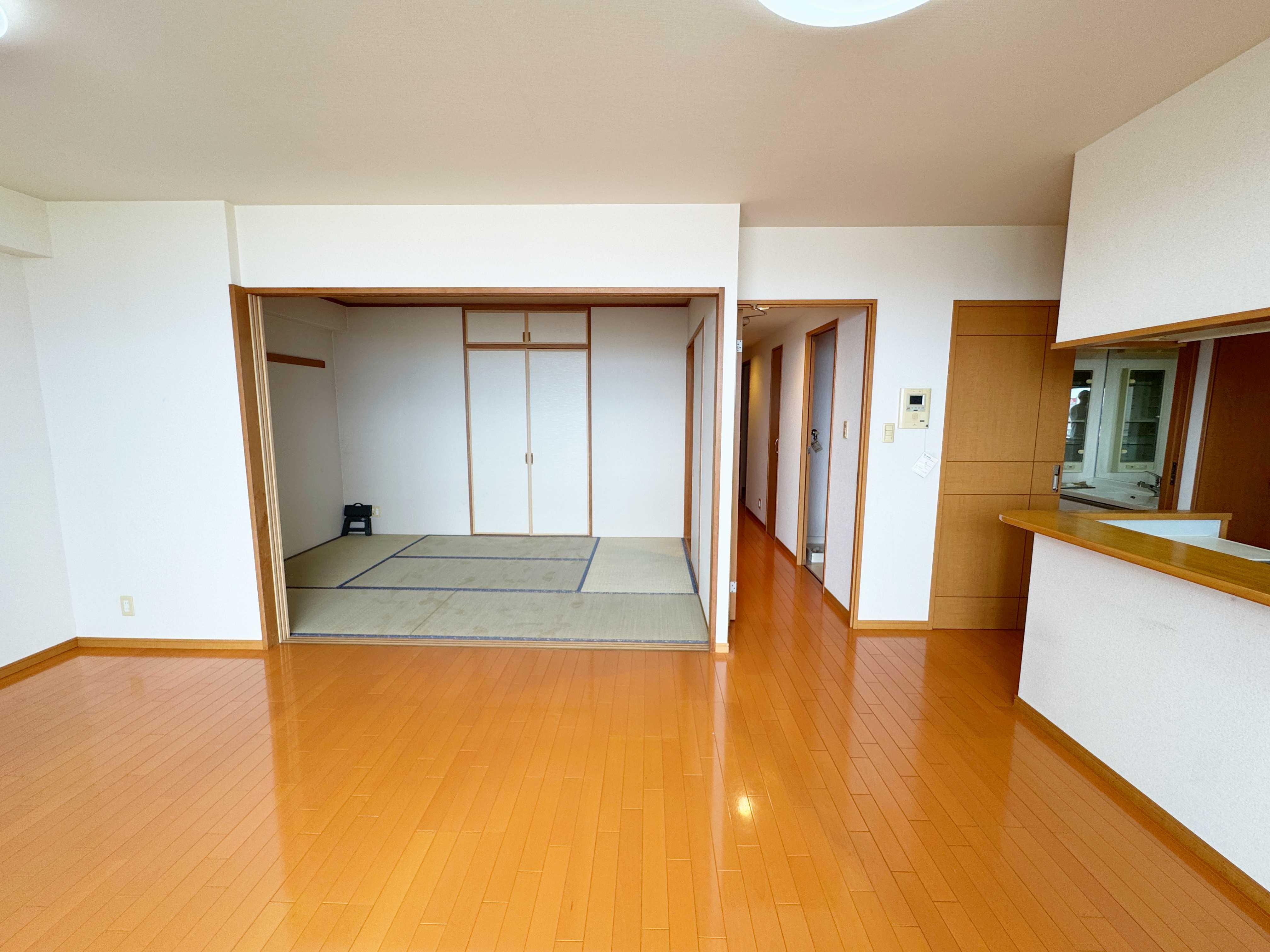鹿児島県鹿児島市堀江町の賃貸物件/隣接する和室は、急な来客にも対応できる心強い空間。