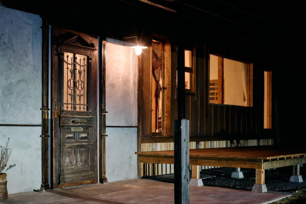 鹿児島県南九州市川辺町の売買物件/1800年代にフランスで生まれた一枚の木製ドアがお出迎え。