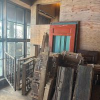 鹿児島市東千石町の売買物件/目を引く赤い建具
