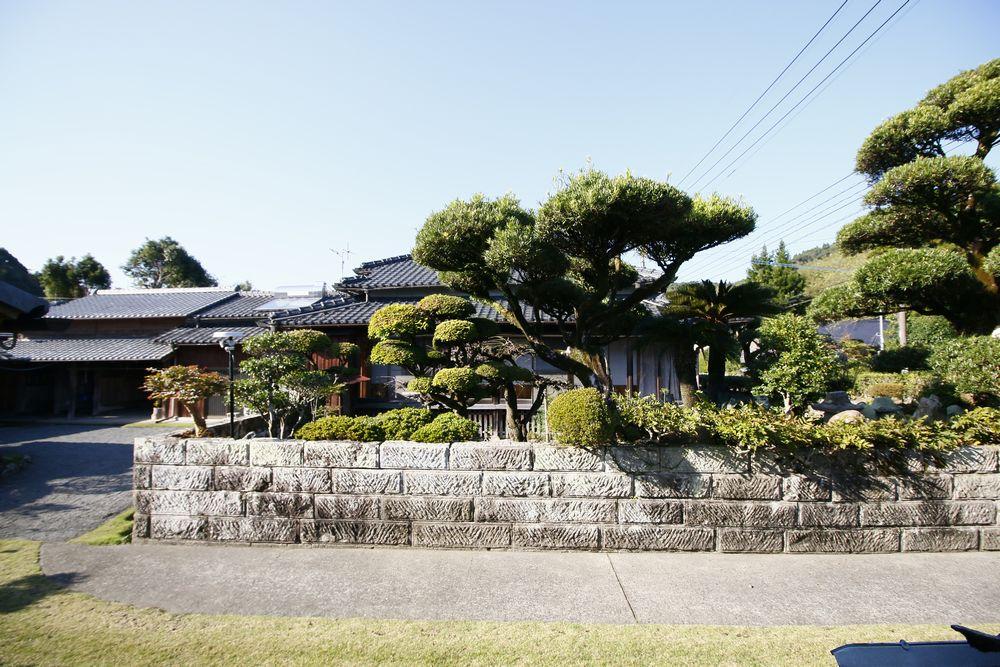 薩摩川内市入来町の売買物件/建物全景、丁寧に剪定されたお庭
