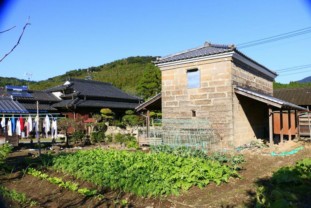 薩摩川内市入来町の売買物件/敷地奥から畑と石蔵