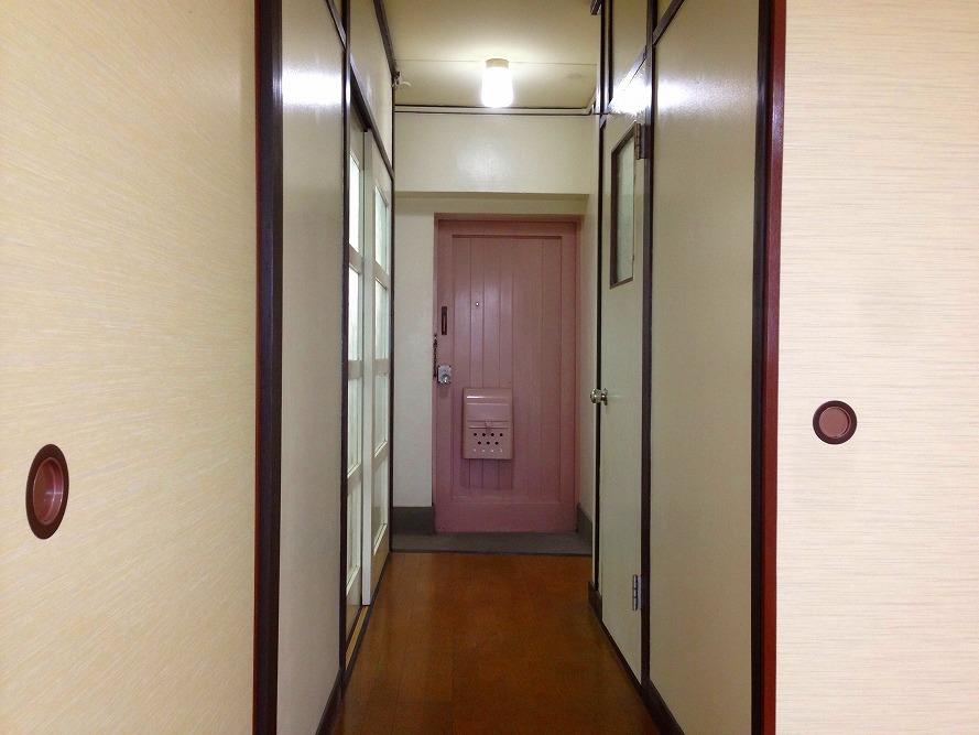鹿児島市山下町の賃貸物件/淡い桃色の玄関ドア