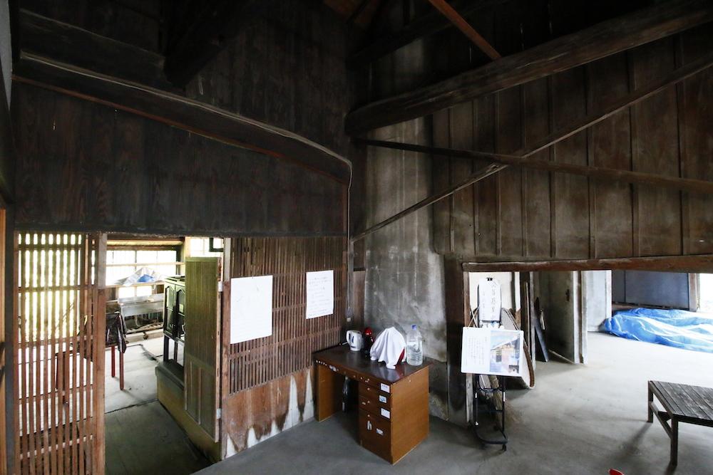 霧島市福山町福山の売買物件/扉を隔てた奥は水回りスペース