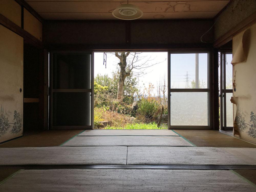 鹿児島県日置市の売買物件/南北につながる和室から庭を眺めて