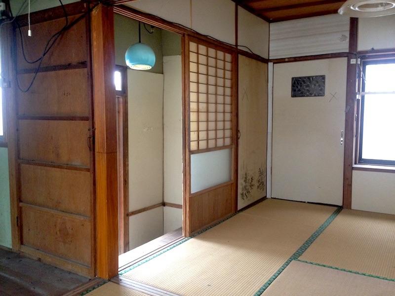 鹿児島市常盤の売買物件/ブルーの照明と建具の雰囲気が昭和っぽくて素敵です。