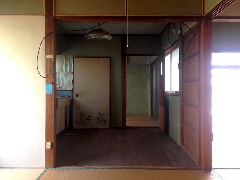 鹿児島市常盤の売買物件/食卓も置けるくらいの広さの台所。
