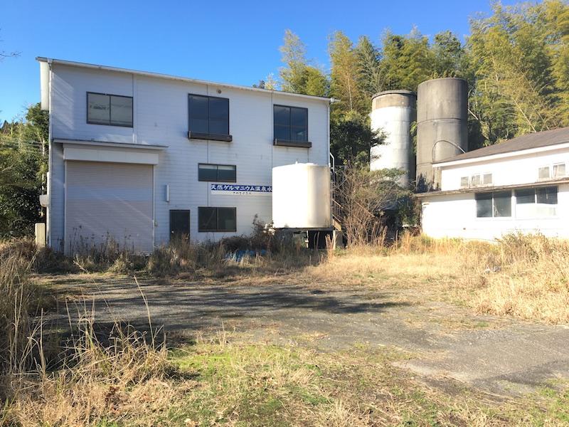 鹿児島市本名町の売買物件/こちらは温泉水をパック詰めするための工場。