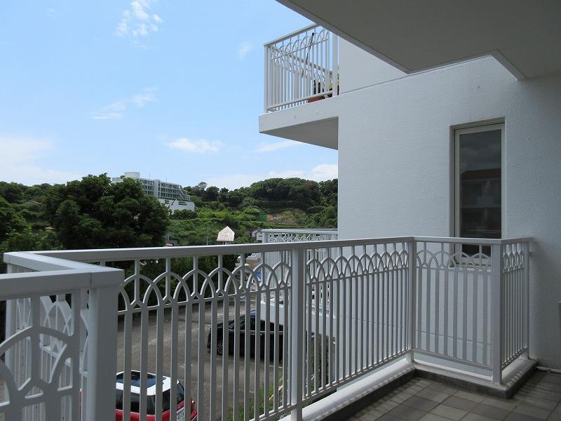 逗子市小坪六丁目の賃貸物件/バルコニーも奥行があってゆったり