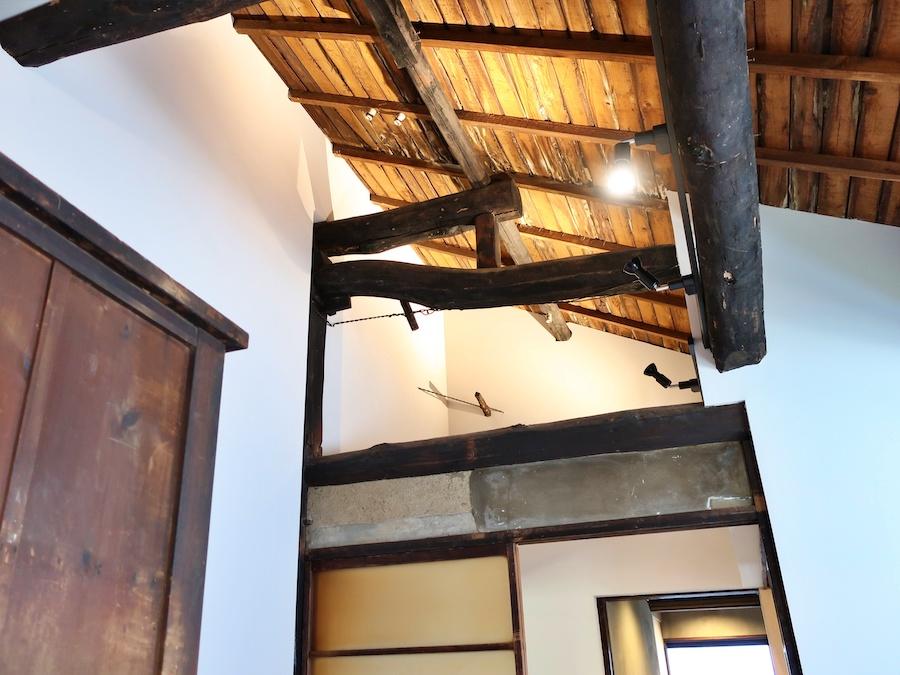 鎌倉市坂ノ下の賃貸物件/台所の新建材を取り払うことで生まれた柿渋小屋組