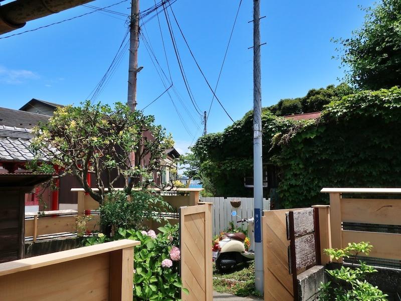 鎌倉市坂ノ下の賃貸物件/縁側に立つと、わずかに海が見える場所がある