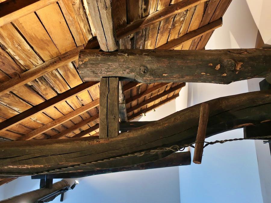 鎌倉市坂ノ下の賃貸物件/小屋組の梁は近くで見ると強烈にカッコいい