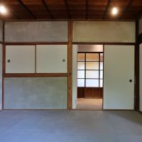 鎌倉市坂ノ下の賃貸物件/柱や建具に洗いをかけて引き立て、床壁は控え目に仕上げた