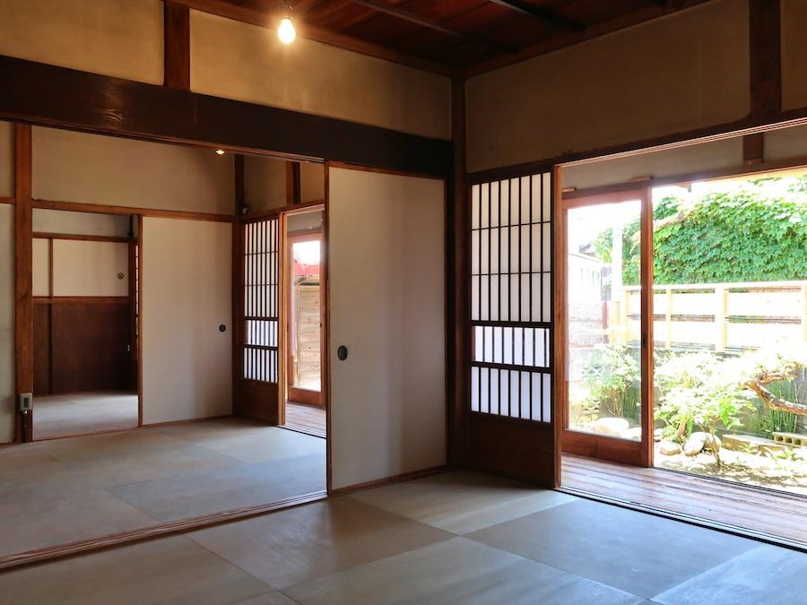 鎌倉市坂ノ下の賃貸物件/洋室から縁側とその先に庭を見る