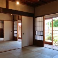 鎌倉市坂ノ下の賃貸物件/洋室から縁側とその先に庭を見る