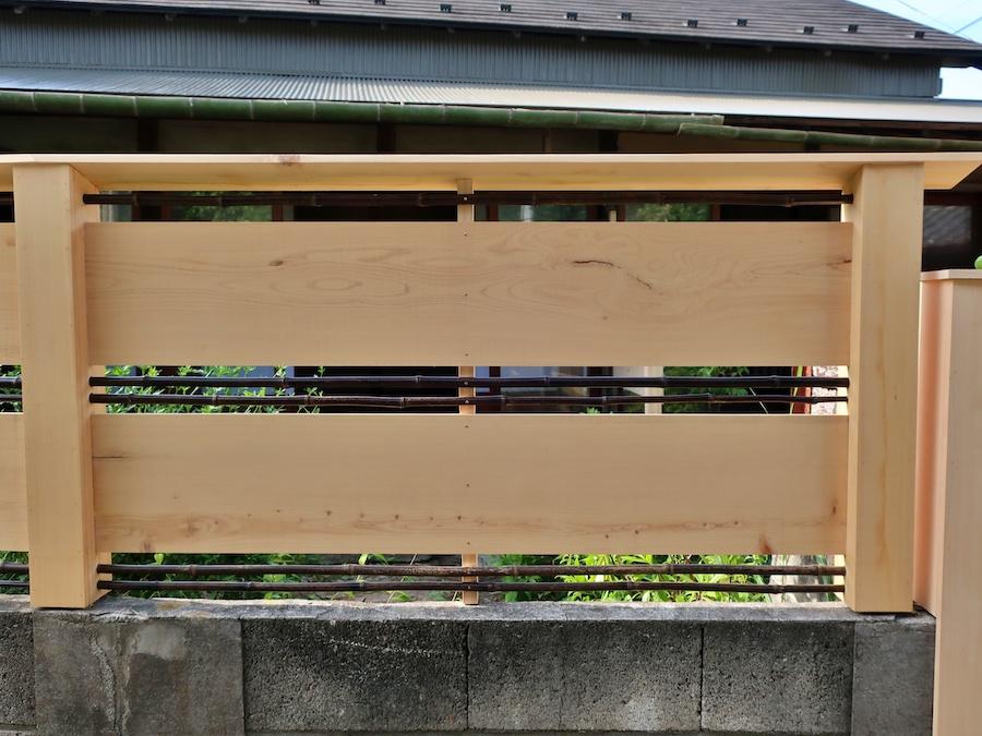 鎌倉市坂ノ下の賃貸物件/出来上がった檜と黒竹の外構