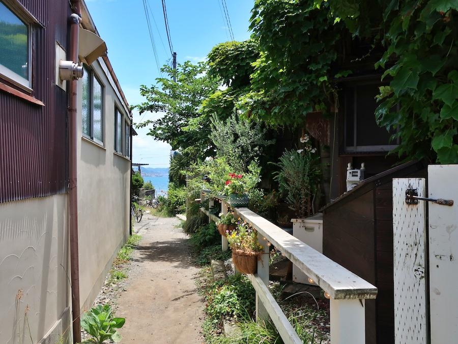 鎌倉市坂ノ下の賃貸物件/海に続く細い道