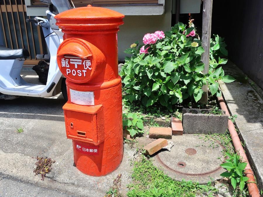 鎌倉市坂ノ下の賃貸物件/力餅屋の隣にあるあじさいと丸いポストもこのまちのシンボル