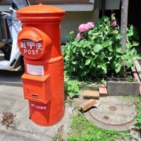 鎌倉市坂ノ下の賃貸物件/力餅屋の隣にあるあじさいと丸いポストもこのまちのシンボル