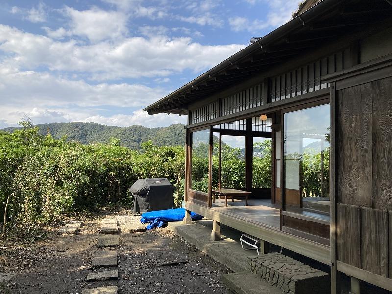 葉山町下山口の売買物件/母屋の外観｜草が刈られ晴れた日の一枚。純和風とアメリカングリル（過去に撮影したもの）