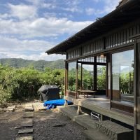 葉山町下山口の売買物件/母屋の外観｜草が刈られ晴れた日の一枚。純和風とアメリカングリル（過去に撮影したもの）