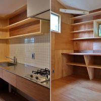 山梨県北杜市小淵沢町の賃貸物件/キッチンは二つの居住空間を分ける／寝室の机は足元が軽快