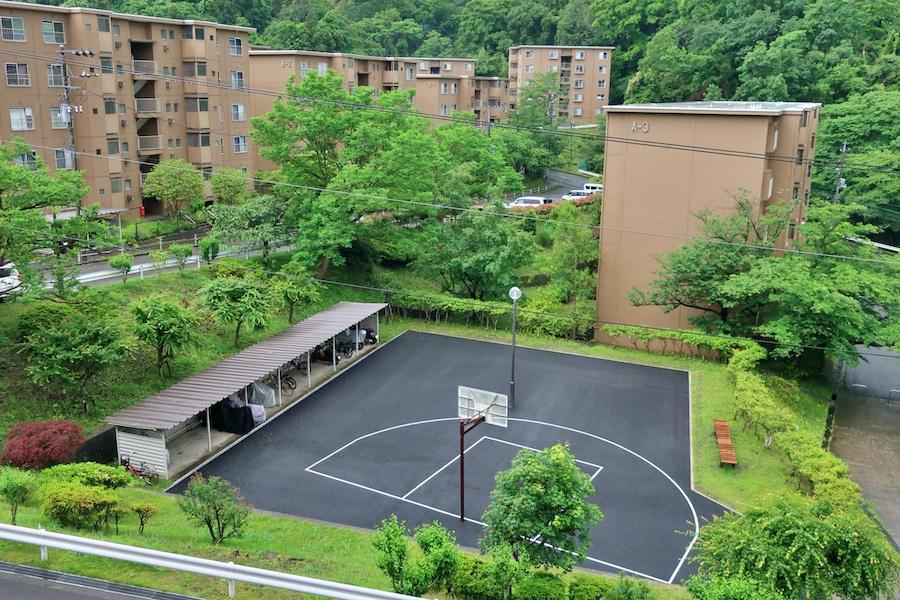 鎌倉市梶原五丁目の賃貸物件/バルコニーから見えるバスケットコート｜逆にバスケットコートからこの区画が見える訳です。期待されています。