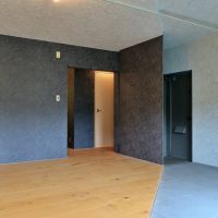 鎌倉市梶原五丁目の賃貸物件/バルコニーから斜めに切った床を見る