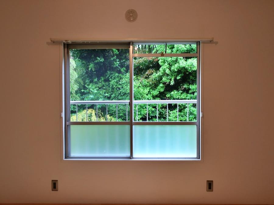 鎌倉市梶原五丁目の賃貸物件/窓の奥の緑が実に綺麗