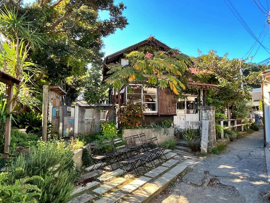 鎌倉市坂ノ下の売買物件/こちらが外観｜お花や植栽がきれいですが、普段はここに行列が何層にもなっています