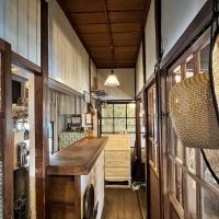 鎌倉市坂ノ下の売買物件/トイレから客席に戻る廊下｜散りばめられた小物たちが絶妙に素敵