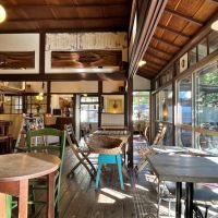 鎌倉市坂ノ下の売買物件/客席を東方向を見る｜縁側の丸太桁が湘南・鎌倉の古民家らしい