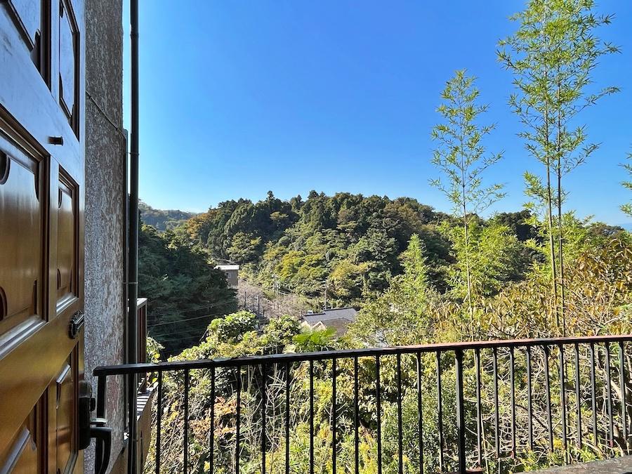 鎌倉市梶原五丁目の売買物件/玄関を開けて見える風景。この場所が私は好きです。