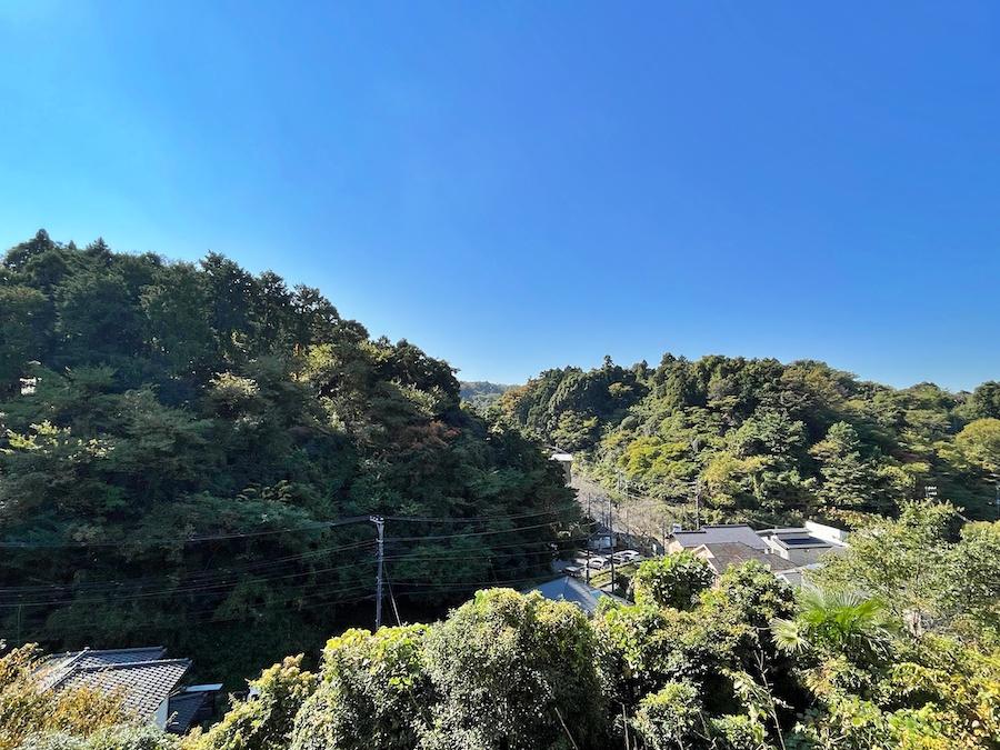 鎌倉市梶原五丁目の売買物件/2階からの眺めはこんな感じ｜足元に家々があり、緑と空