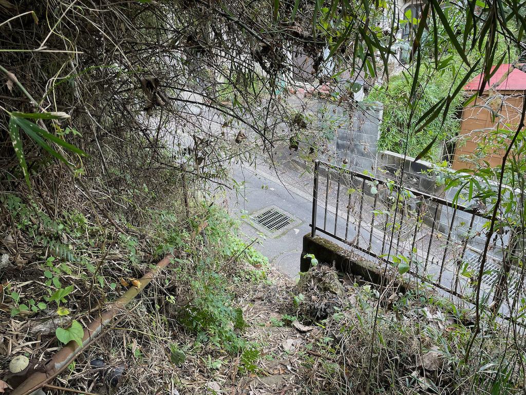 鎌倉市佐助二丁目の売買物件/前面道路へのアプローチ
