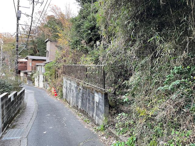 鎌倉市佐助二丁目の売買物件/ブロック塀の右側が入口