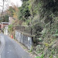 鎌倉市佐助二丁目の売買物件/ブロック塀の右側が入口