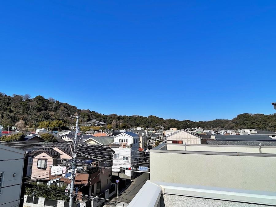 鎌倉市長谷二丁目の賃貸物件/ルーフバルコニーから山を見る｜こちら側はアジサイで有名な長谷寺と大仏さんの頭も拝めます
