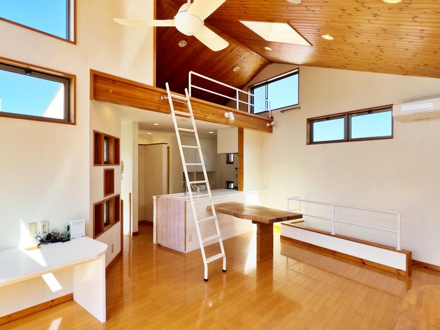 鎌倉市材木座五丁目の売買物件/リビングダイニング｜右奥にはイヌ専用階段が隠れています