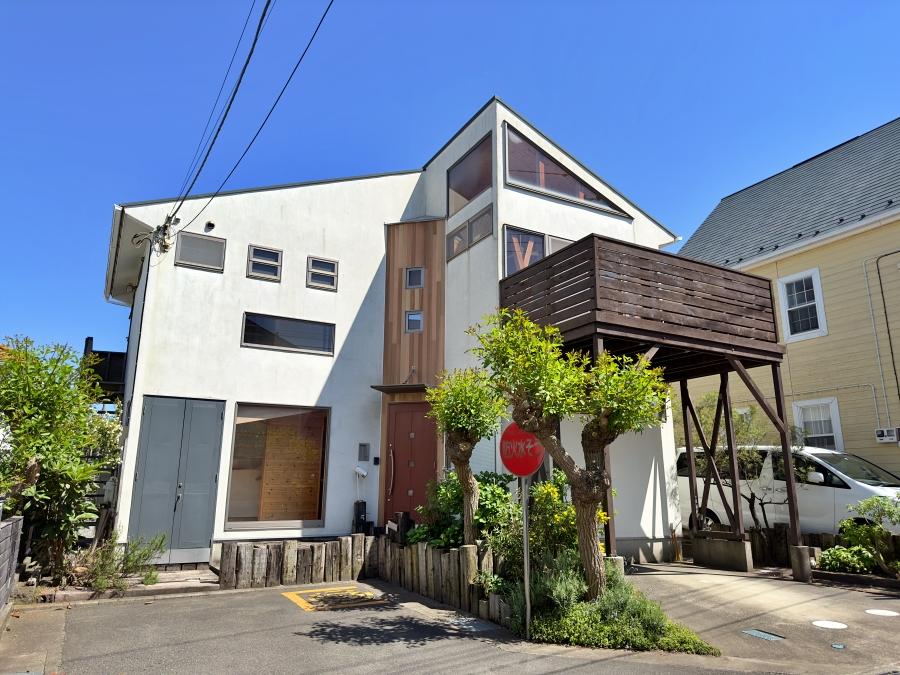 鎌倉市材木座五丁目の売買物件/外観｜左手前の転回広場に沿って切り取られたようなデザイン