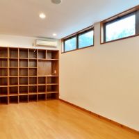 鎌倉市材木座五丁目の売買物件/1階洋室｜造作棚にたくさんの本が収納できそう