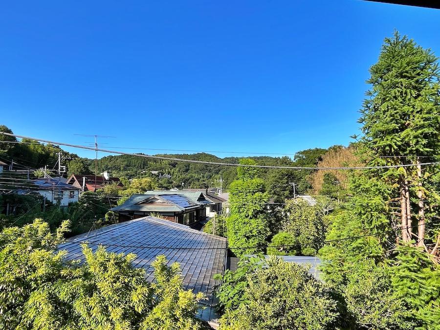 鎌倉市山ノ内の賃貸物件/2階ダイニングからの風景｜屋根たちがこの風景を作る