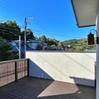 鎌倉市山ノ内の賃貸物件/バルコニーからは外の視線に配慮しつつも空と緑がきれいに味わえます