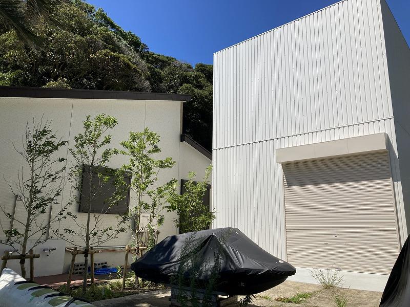 三浦市初声町三戸の売買物件/建物の横にはガレージ。