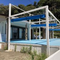 三浦市初声町三戸の売買物件/テラスは可動式の天井部分と、プールにあるような素材でできたブルーの床。
