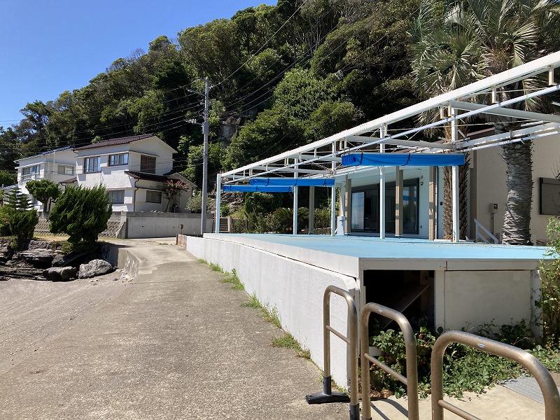 三浦市初声町三戸の売買物件/広さ感覚が錯覚しますが、前面道路は車が通れる幅があります。物件に駐車可能です。
