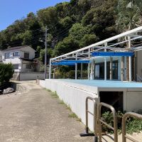 三浦市初声町三戸の売買物件/広さ感覚が錯覚しますが、前面道路は車が通れる幅があります。物件に駐車可能です。