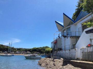 三浦市初声町三戸の売買物件/折紙屋根とハーバー