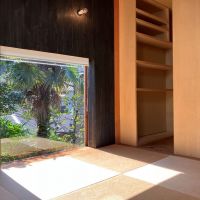 鎌倉市山ノ内の賃貸物件/2階和室｜ここにも低い位置に窓が。奥行深めの収納あり。