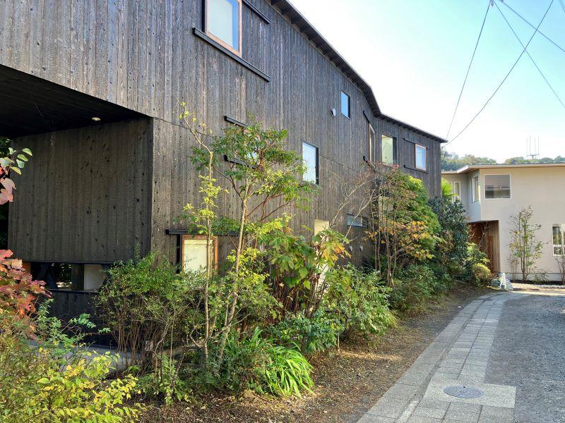 鎌倉市山ノ内の賃貸物件/外観｜建物は路地に沿ってくねくねと曲がっています。豊かな植栽も路地に色を添えています。