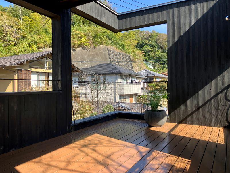 鎌倉市山ノ内の賃貸物件/バルコニー｜手前は屋根があり半屋外リビングのようで、奥は空が見えます。